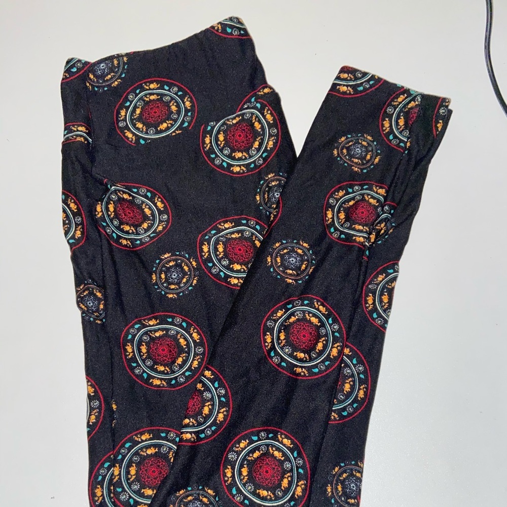 ⭐️4 for $20⭐️ LulaRoe medallion leggings!